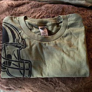 I’m selling a shirt for men bran Gildan, sizeXL, color dark green